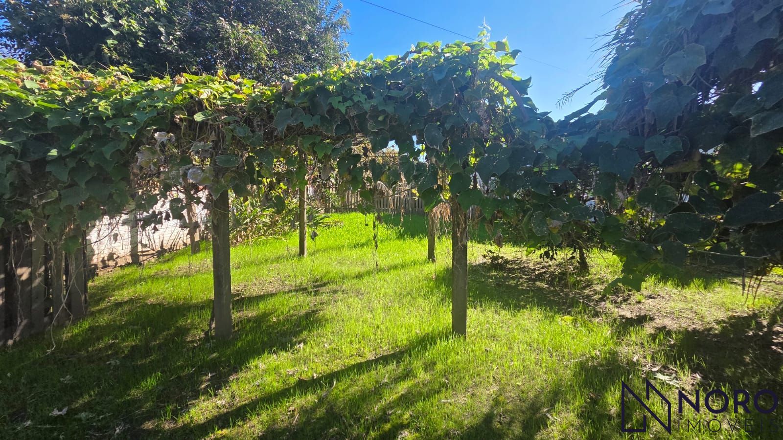 Terreno de Esquina com 422 m² e Casa para Reforma à Venda em Camobi Excelente
