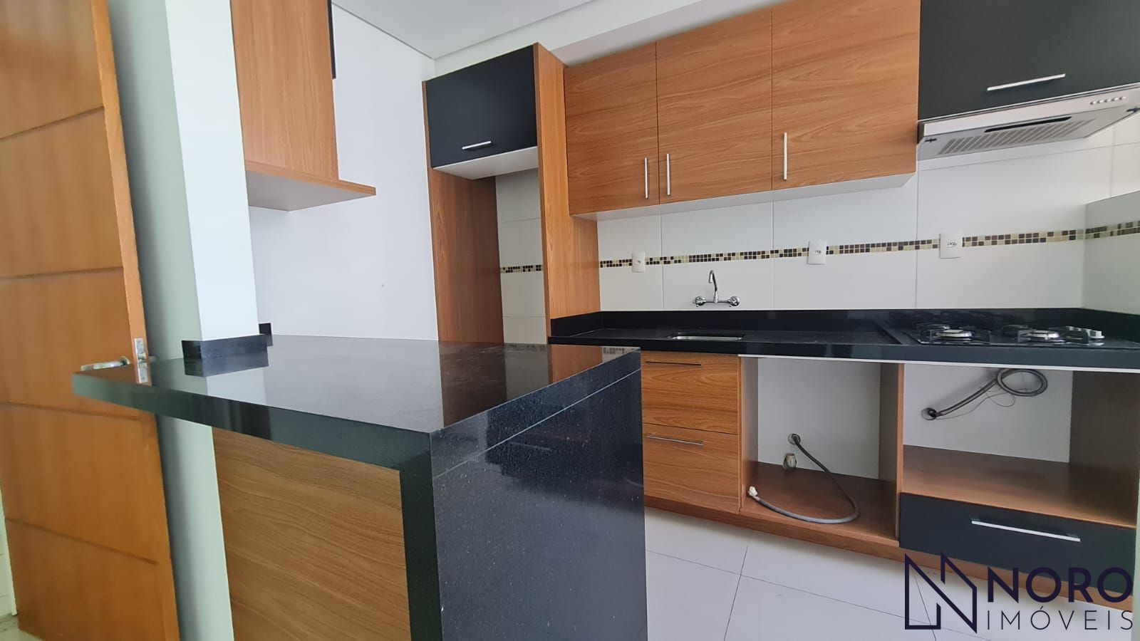 Apartamento com 2 dormitórios (1 suíte), móveis planejados, sacada com churrasqu