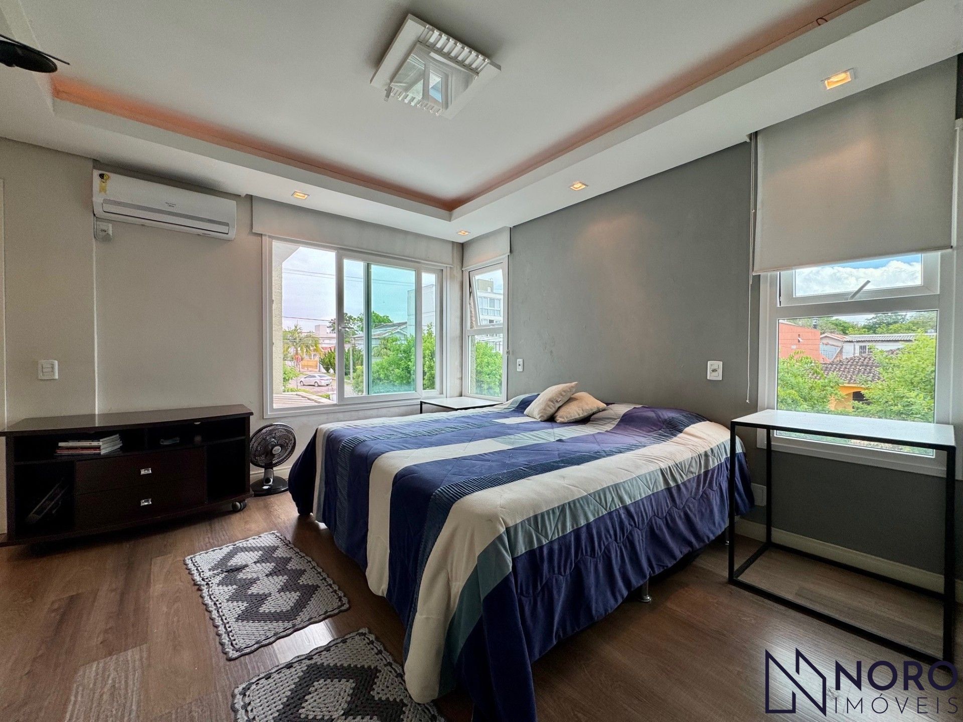 Casa de esquina no Bairro Noal com 3 suítes, 290 m² e área gourmet com piscina!