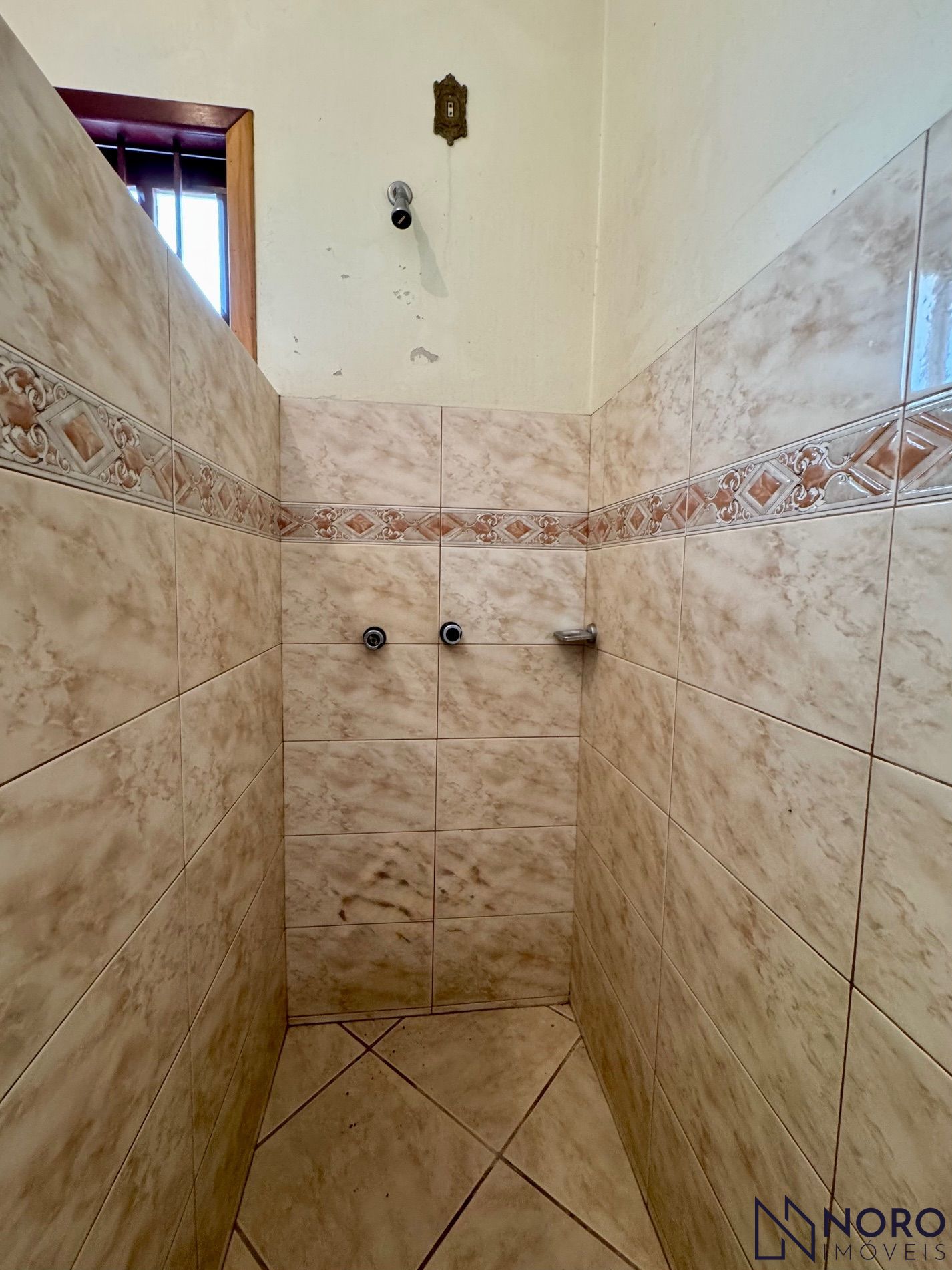 Casa alvenaria com aproximadamente 250 m² 4 dormitórios 2 su