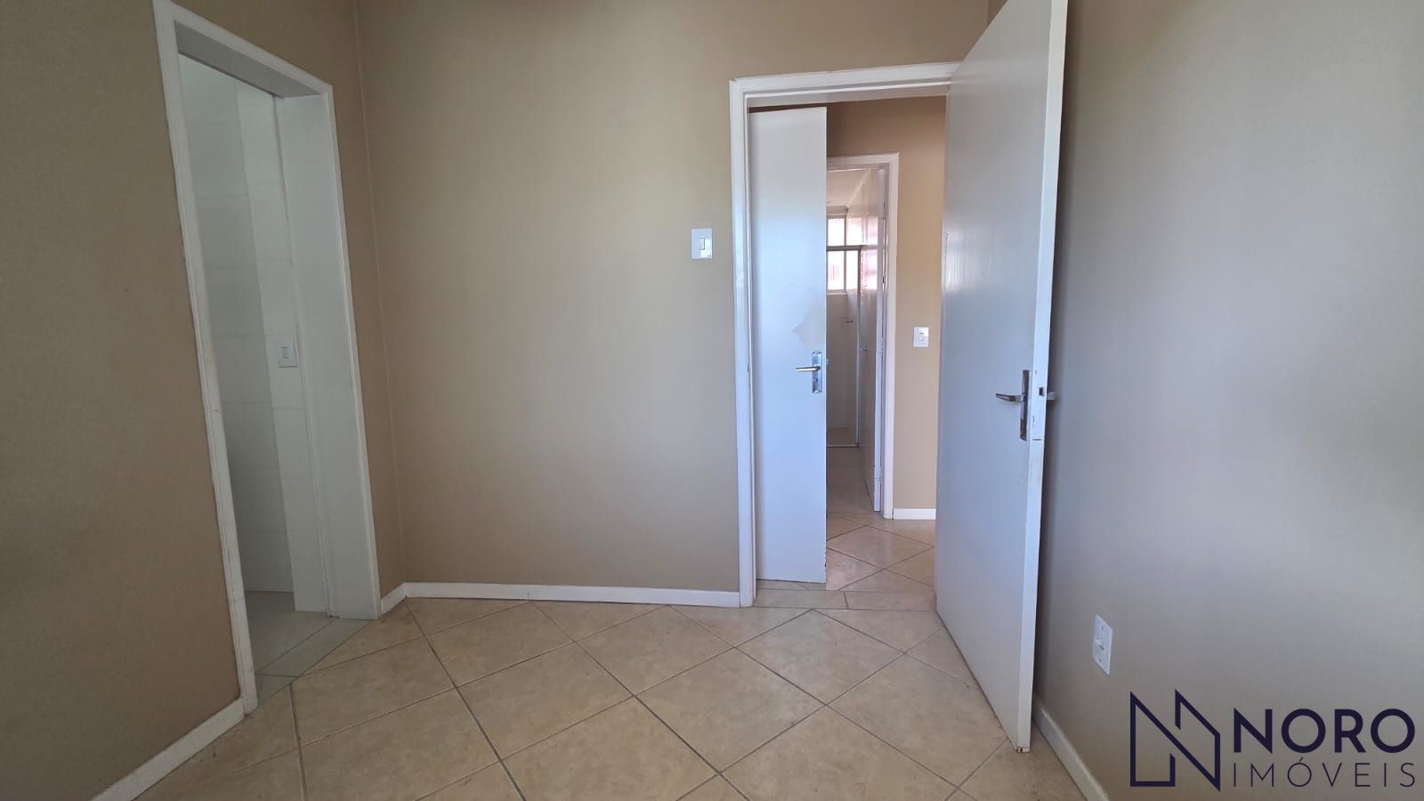 Apartamento 2 dormitórios + escritório, sacada e garagem no Patronato