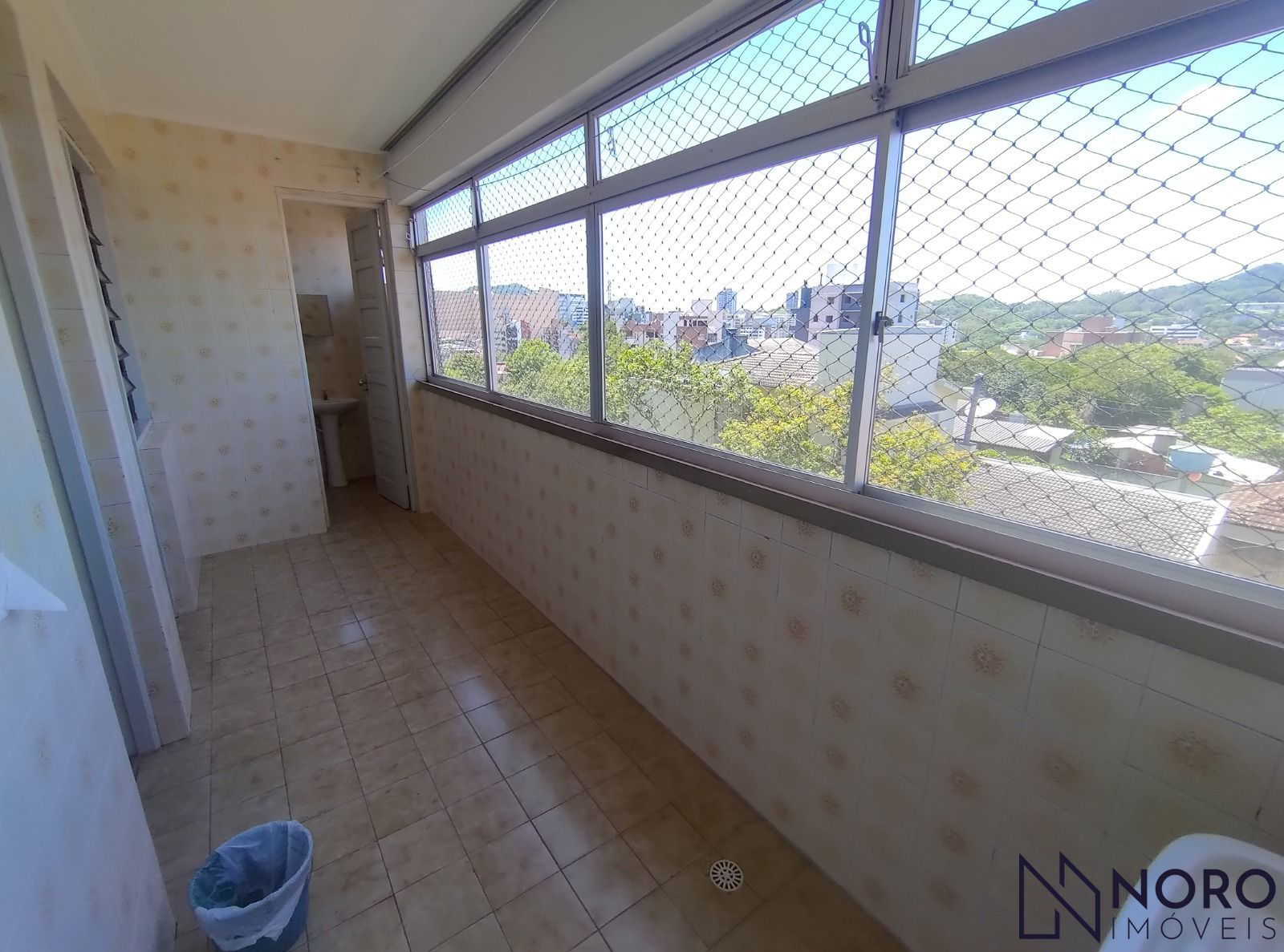 Apartamento Espaçoso e Ensolarado com 3 Dormitórios (1 suite) e Garagem no Bairr