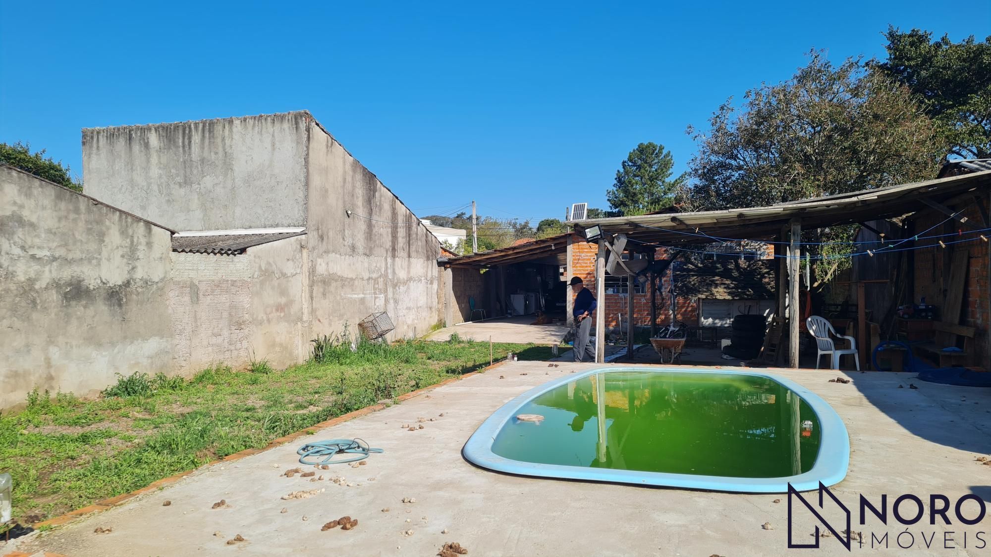 Casa com 3 dormitórios, 2 banheiros, sala de estar social integrada com a cozinh
