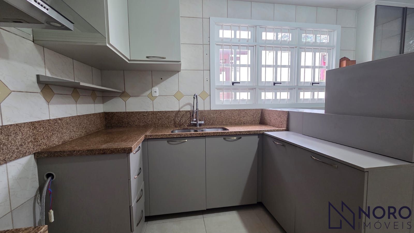 Casa com 3 dormitórios, suíte com closet e hidromassagem e 2 vagas na Madre Paul