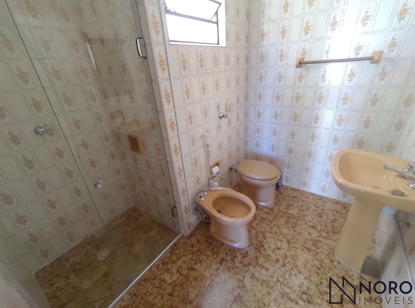 Apartamento Espaçoso e Ensolarado com 3 Dormitórios (1 suite) e Garagem no Bairr