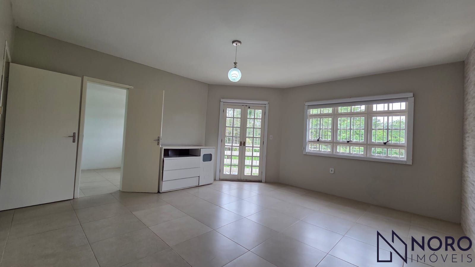 Casa com 3 dormitórios, suíte com closet e hidromassagem e 2 vagas na Madre Paul