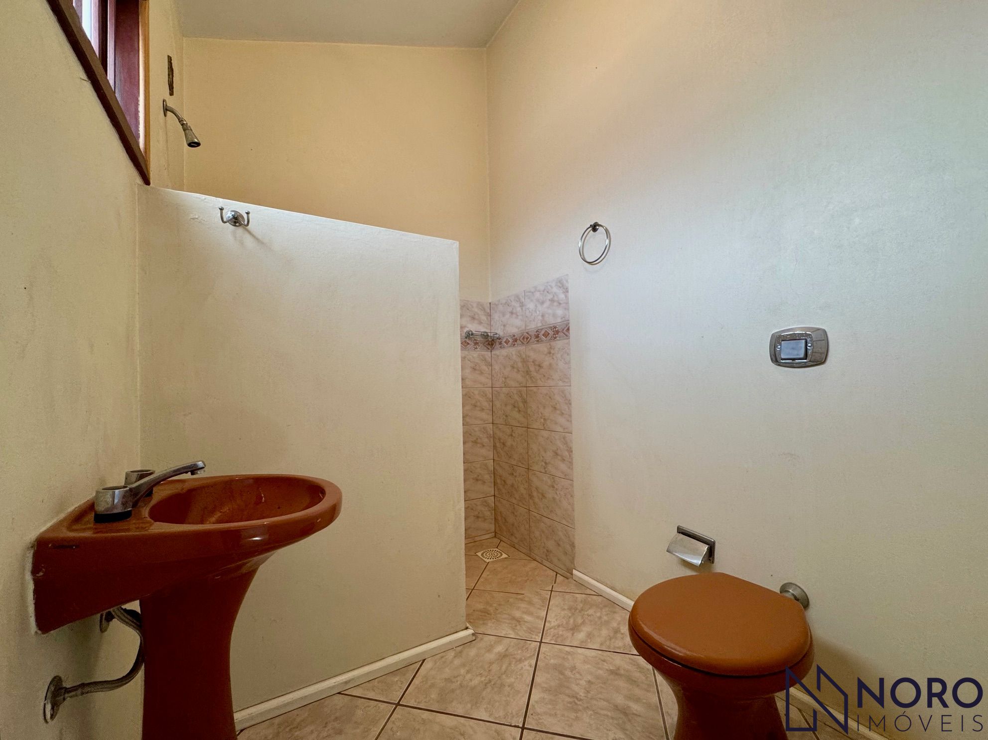 Casa alvenaria com aproximadamente 250 m² 4 dormitórios 2 su