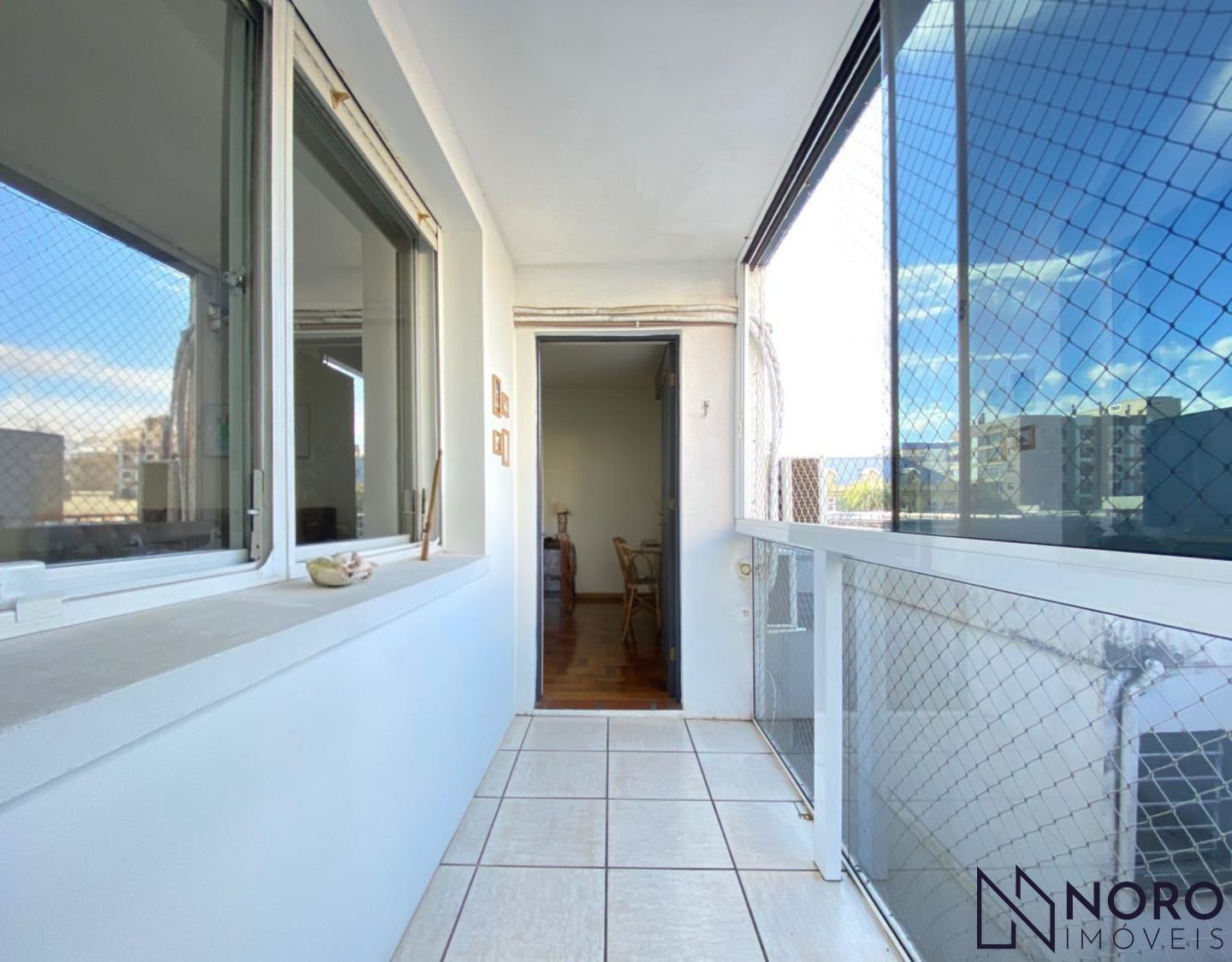 Apartamento semimobiliado com 2 dormitórios e suíte próximo à UFN