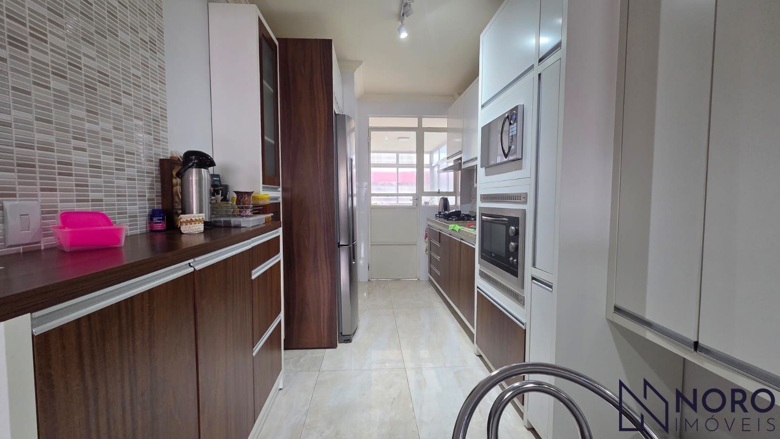 Apartamento semimobiliado com 2 dormitórios e suíte próximo à UFN