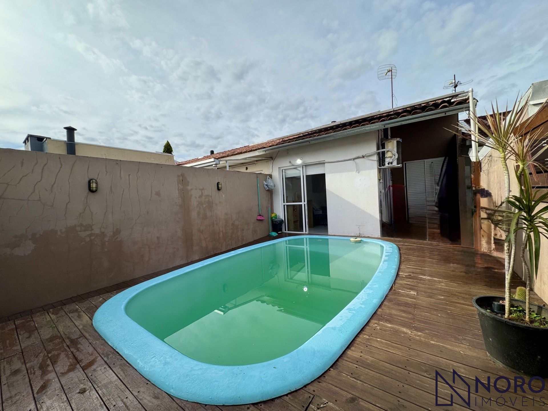 Casa com piscina à venda no condomínio moradas 2 dormitórios lazer e seguran
