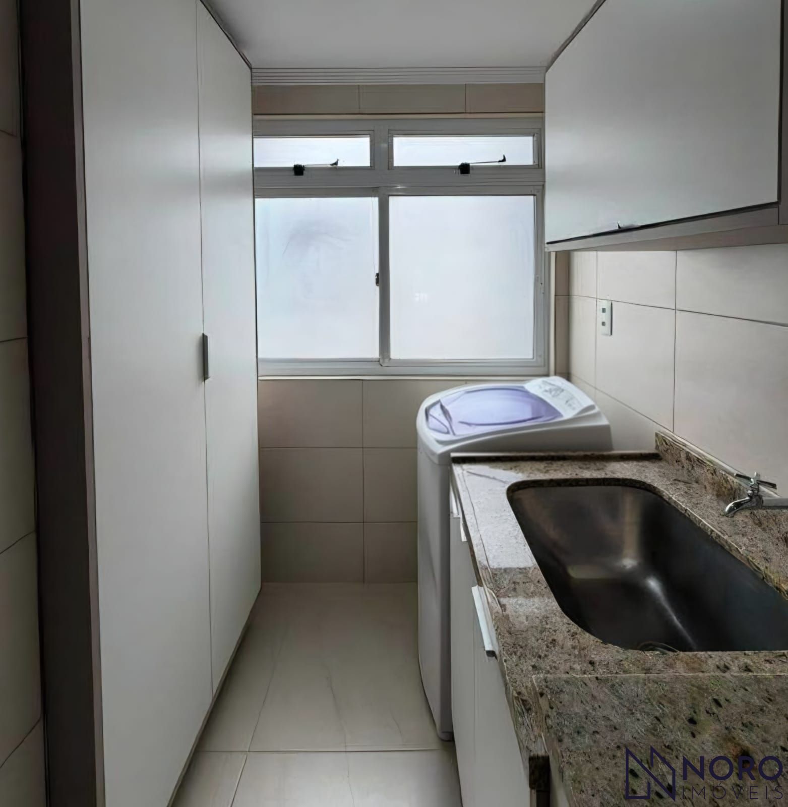 Apartamento semimobiliado de 1 dormitório com garagem no Centro