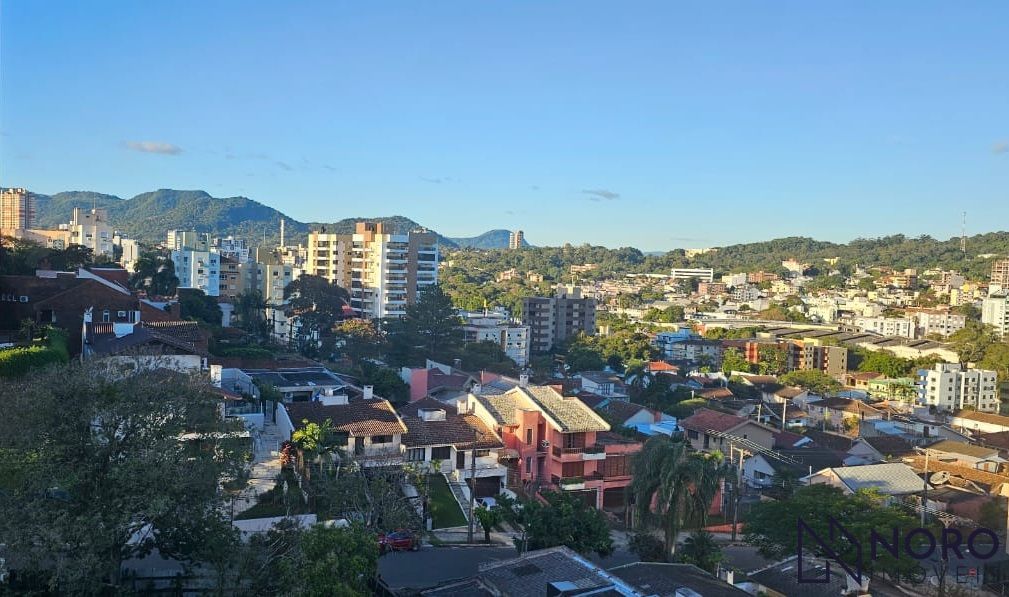 Semimobiliado apartamento 1 Dormitório, sacada com churrasqueira e garagem cober