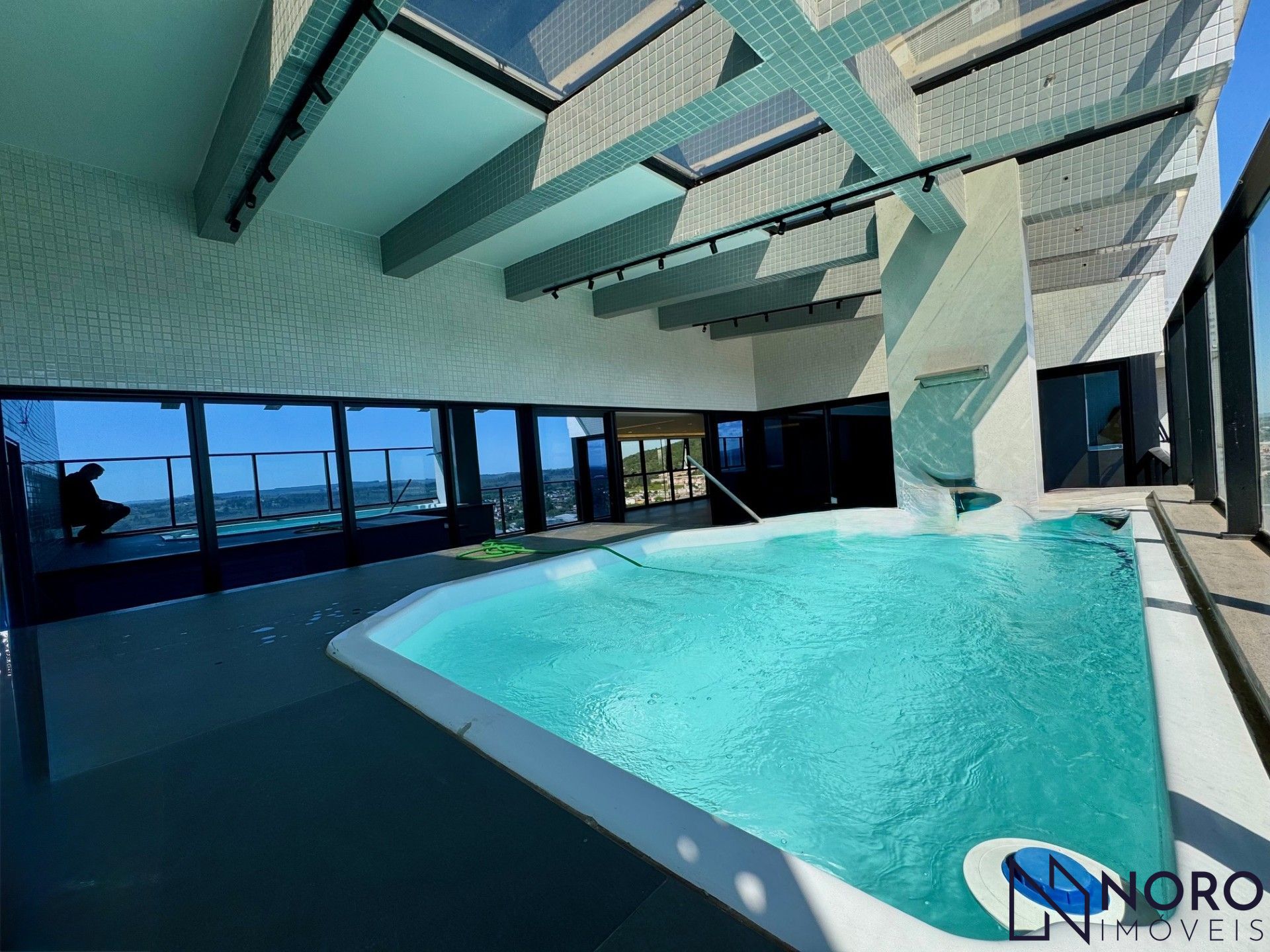 Luxuosa Cobertura Alto Padrão acabamento impecável 4 suítes, 3 box (5 car) 395 m