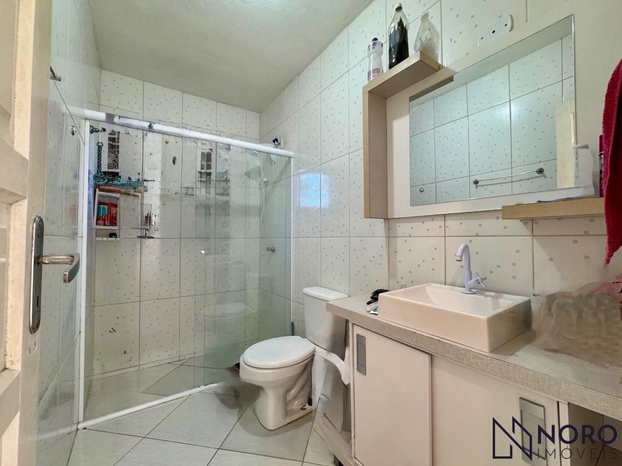 Casa 4 dormitórios com pátio amplo em condomínio na serra de