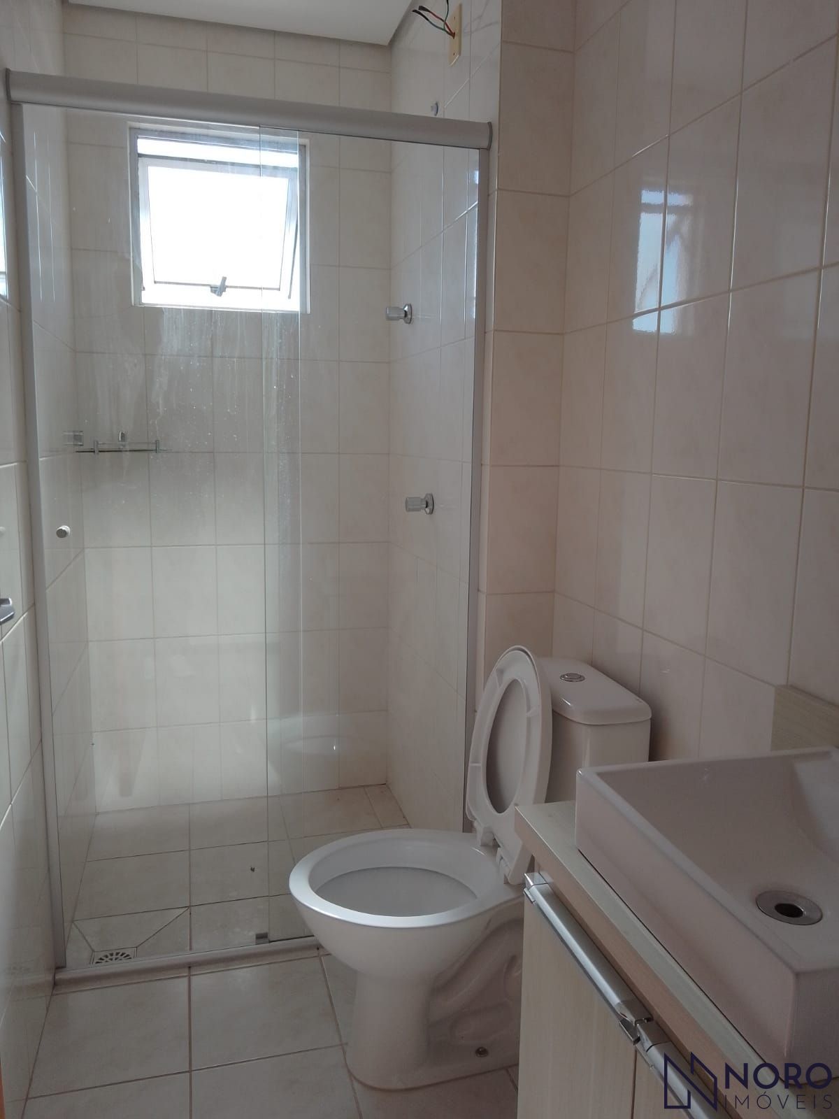 Apartamento 2 dormitórios, 1 suite, com box de garagem no bairro Tancredo Neves
