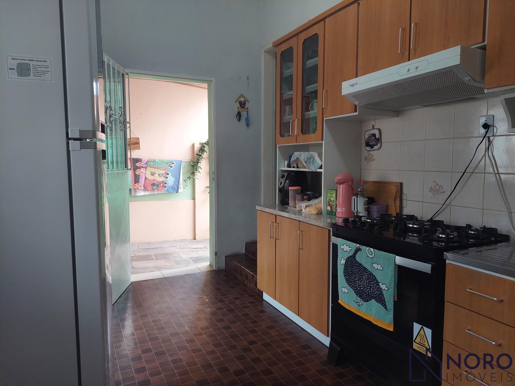 Casa mista com 3 dormitórios e 3 vagas de garagem na manoel ribas