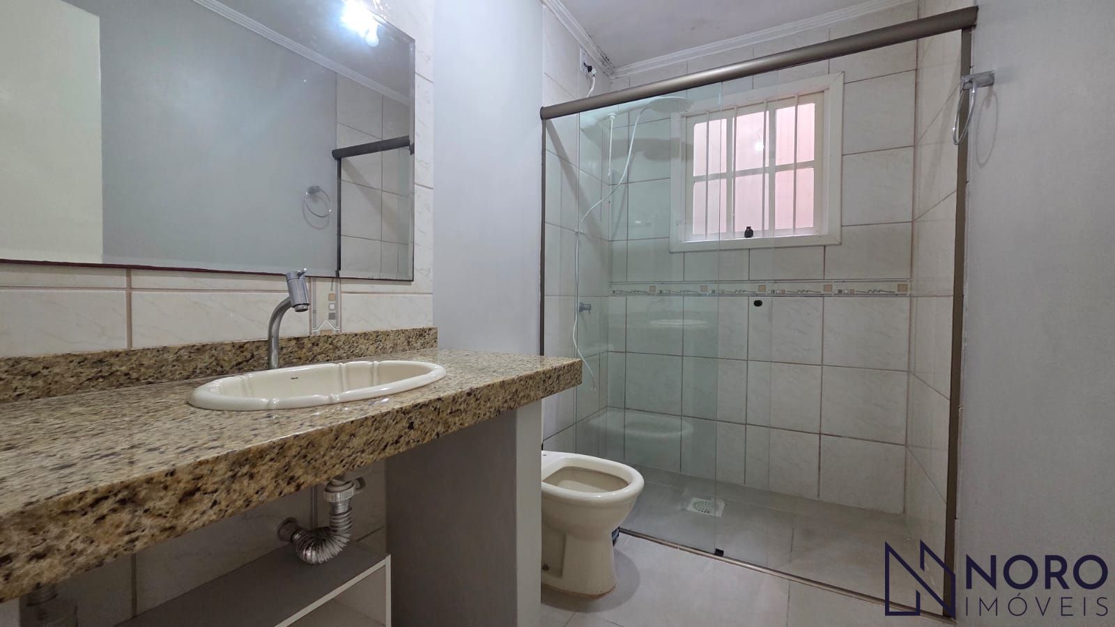 Casa com 3 dormitórios, suíte com closet e hidromassagem e 2 vagas na Madre Paul