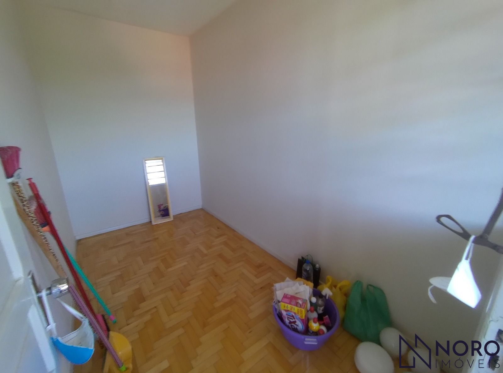 Apartamento Espaçoso e Ensolarado com 3 Dormitórios (1 suite) e Garagem no Bairr