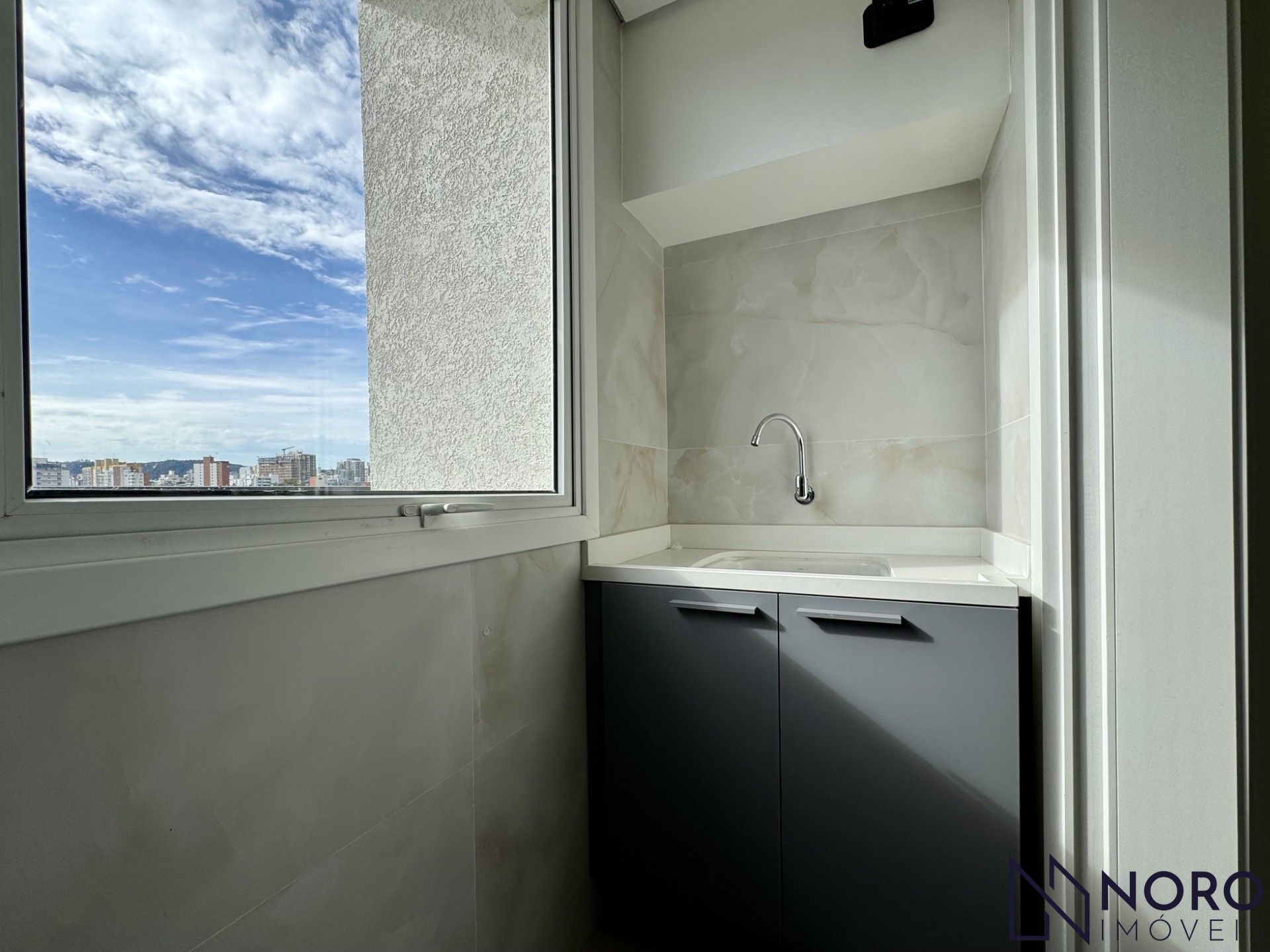 Apartamento à venda / 2dormitórios/1 suíte / 2 vagas de garagem/ Bairro Mediane