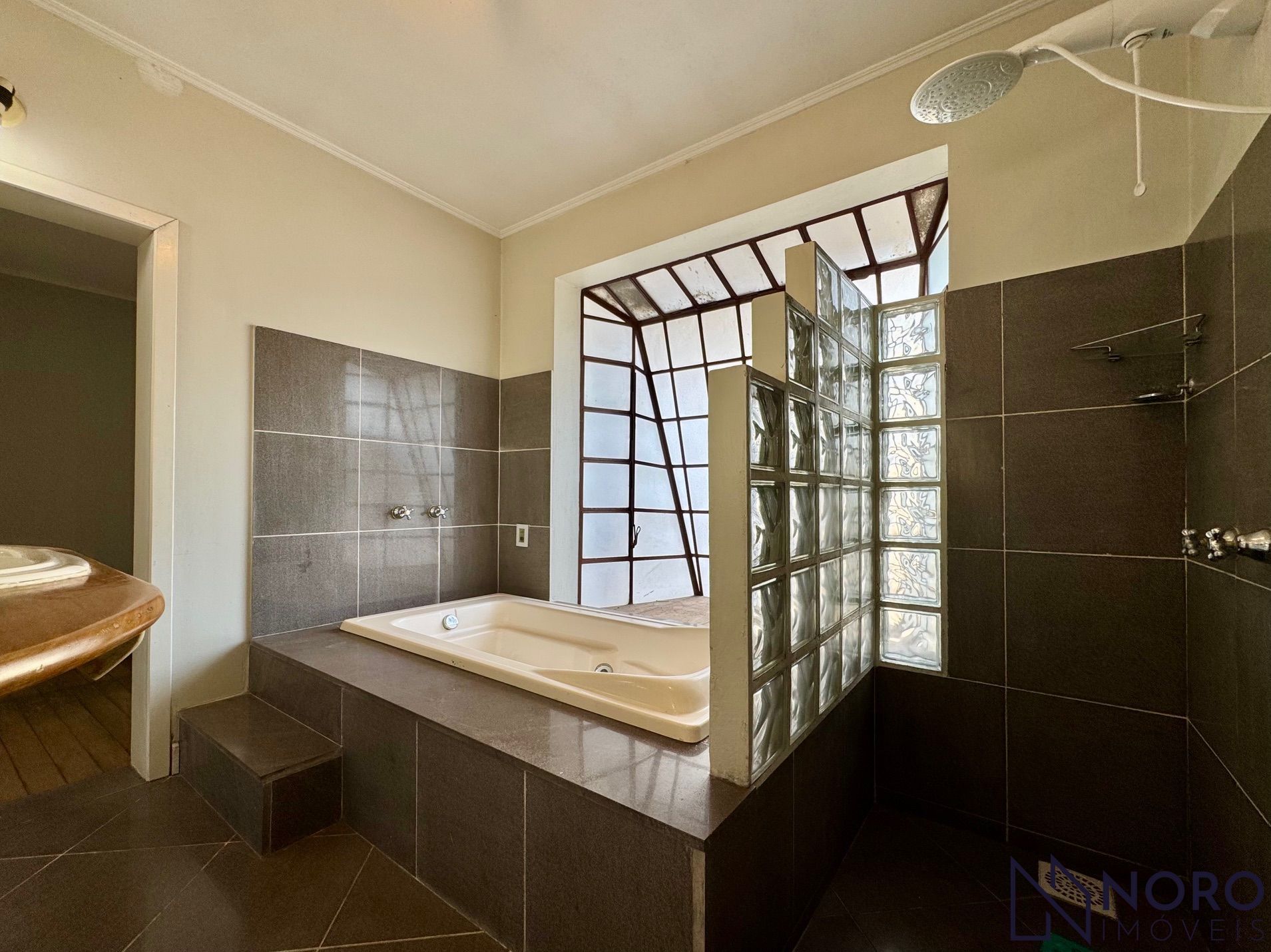 Casa alvenaria com aproximadamente 250 m² 4 dormitórios 2 suítes estar social es