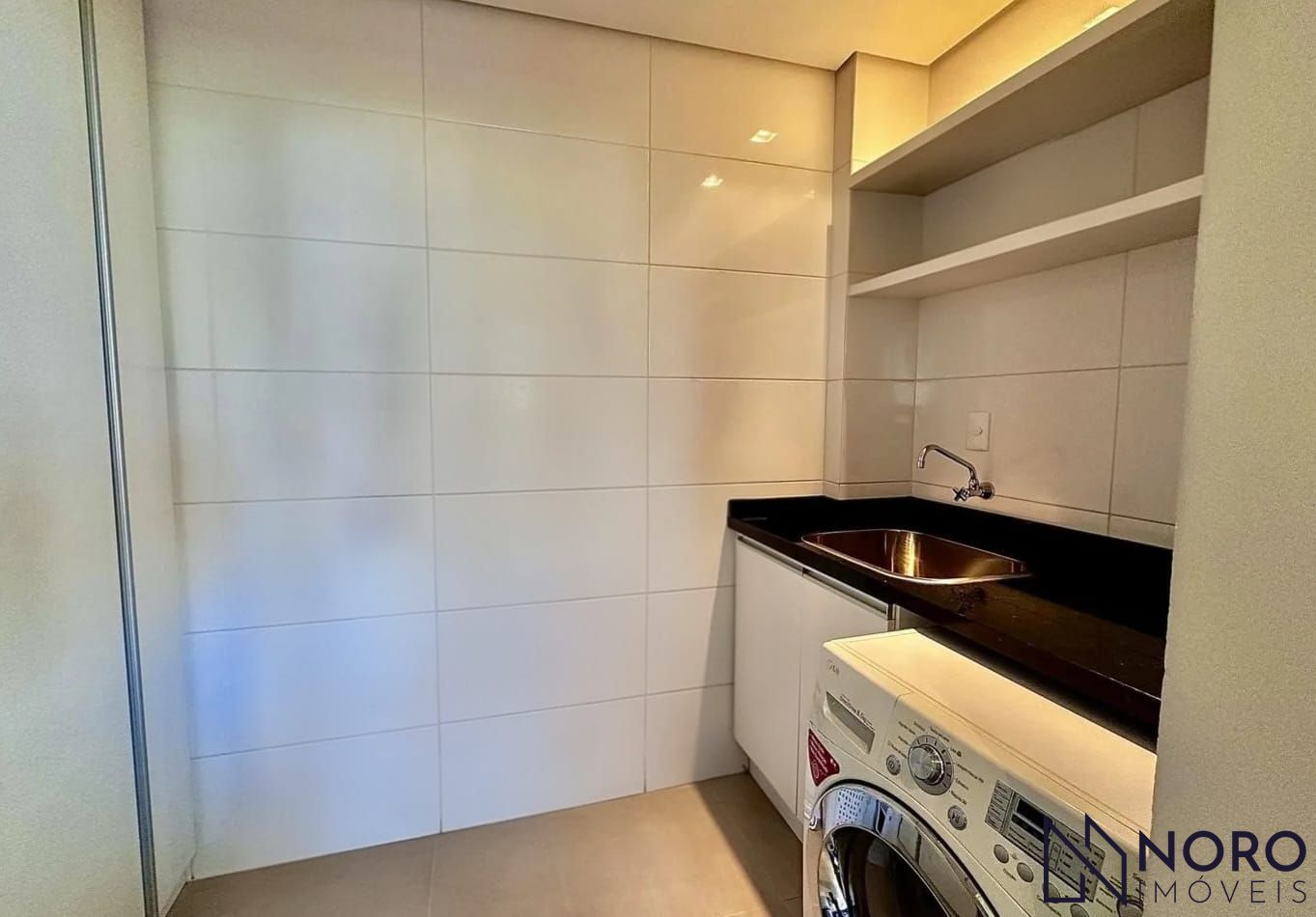Apartamento de 2 dormitórios com suíte e 2 vagas no Bairro Lourdes