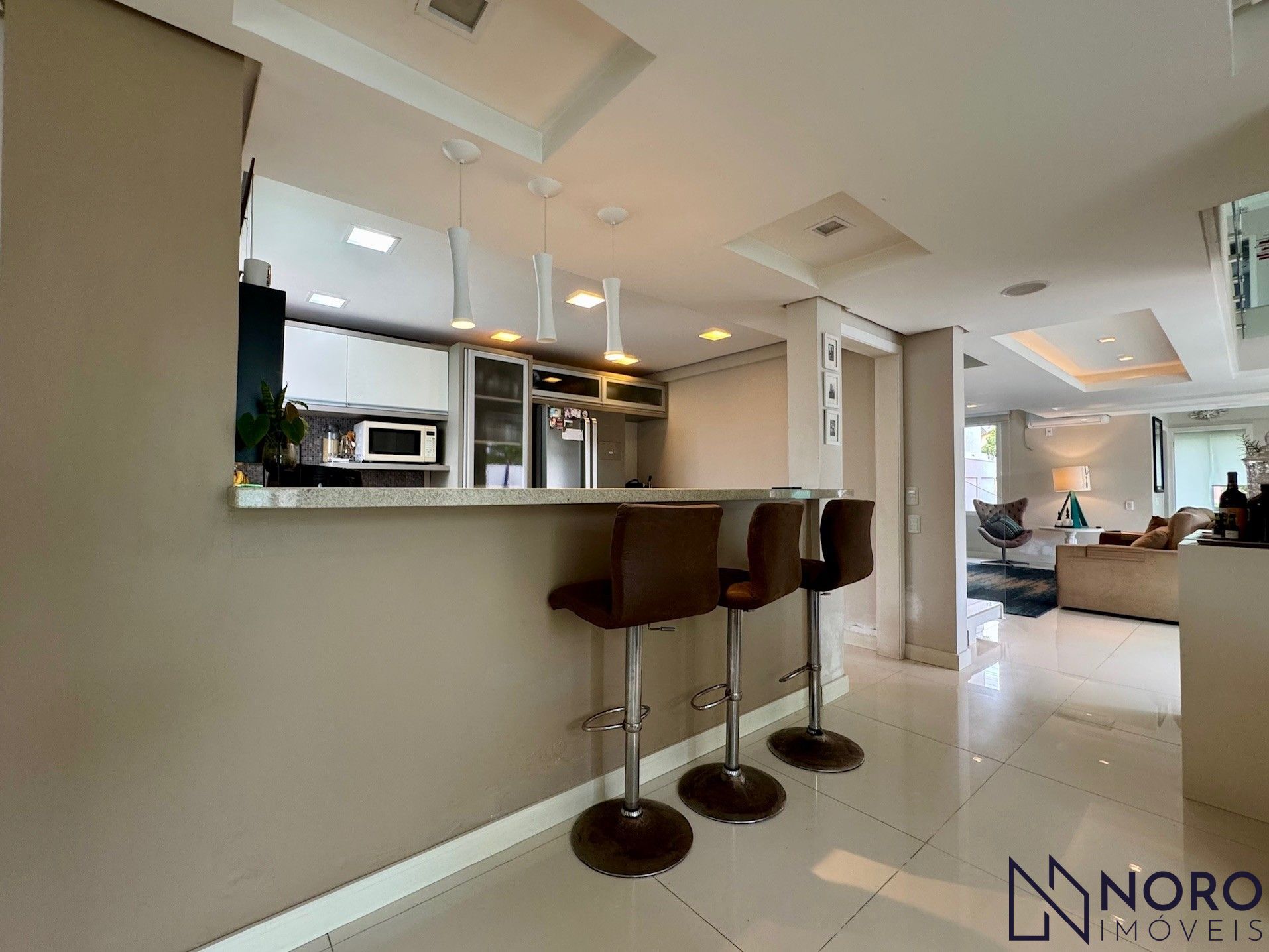 Casa de esquina no Bairro Noal com 3 suítes, 290 m² e área gourmet com piscina!