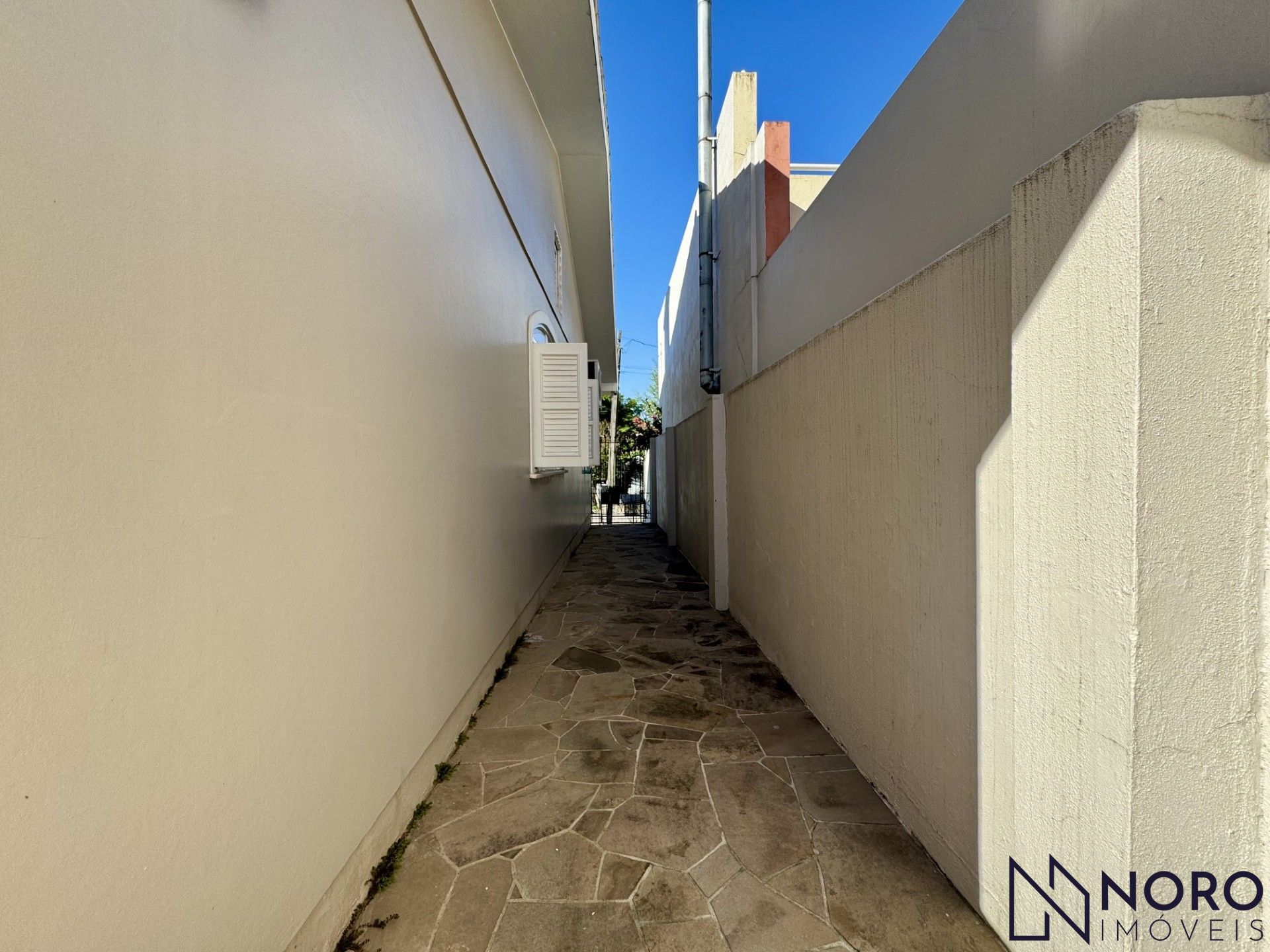Casa espaçosa com 3 dormitórios, 1 suíte, piscina para locação no João Goulart