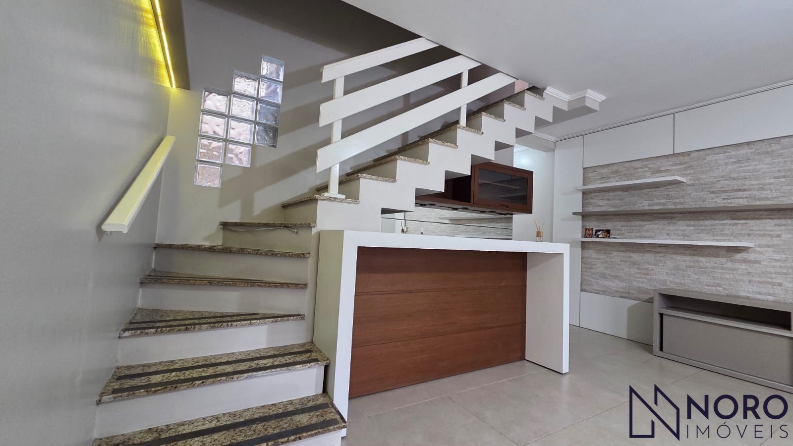 Casa com 3 dormitórios, suíte com closet e hidromassagem e 2 vagas na Madre Paul