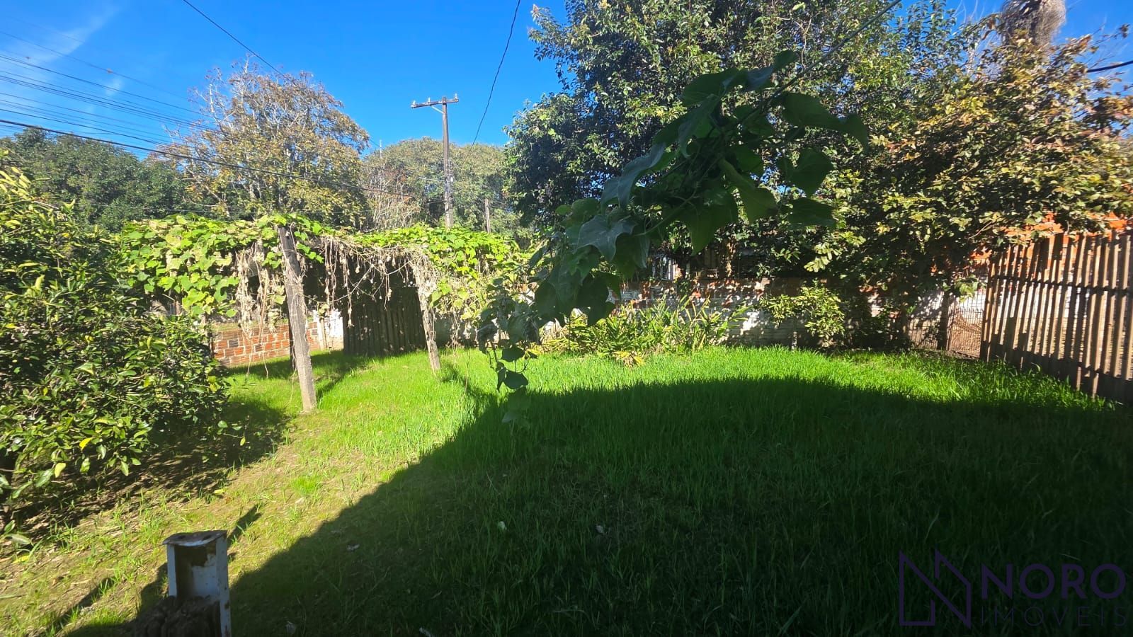 Terreno de Esquina com 422 m² e Casa para Reforma à Venda em Camobi Excelente