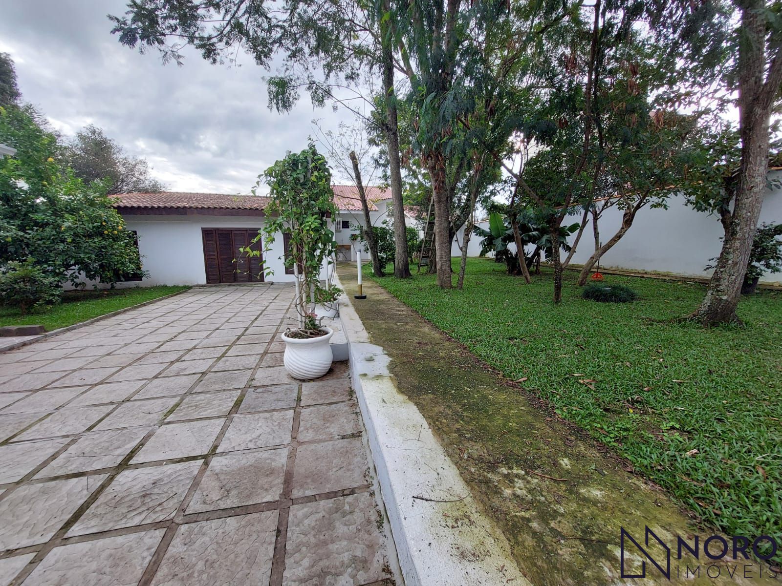 Casa de campo em área urbana com terreno de 1.160m² e 800m² de área construida