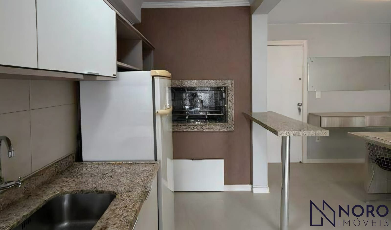 Apartamento semimobiliado de 1 dormitório com garagem no Centro