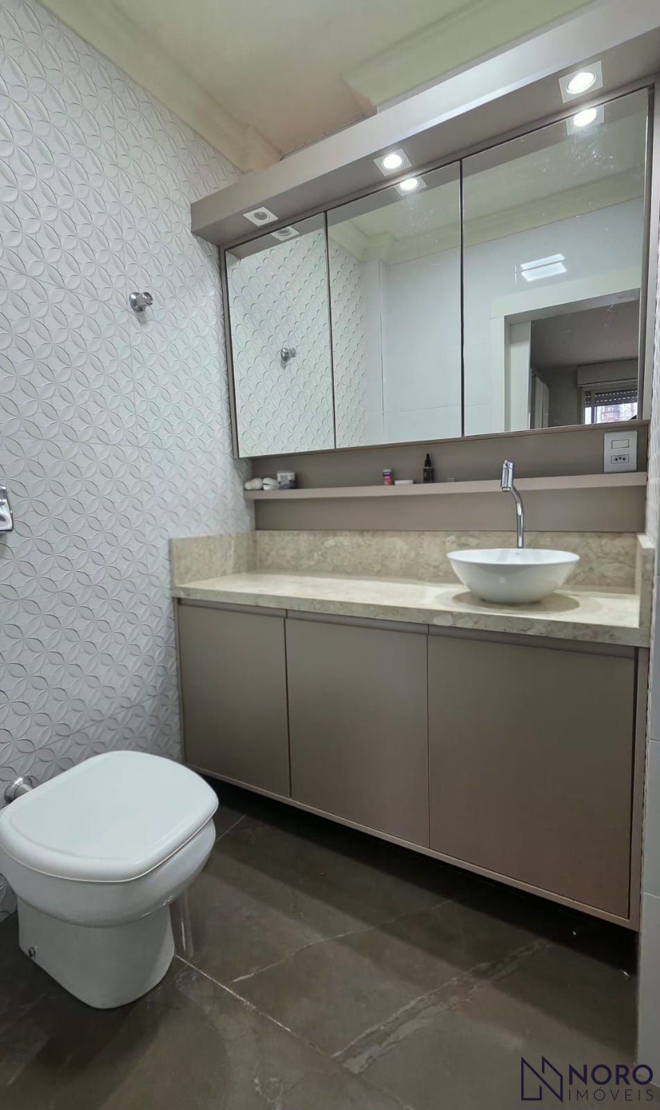 Apartamento semimobiliado com 2 dormitórios e suíte próximo à UFN