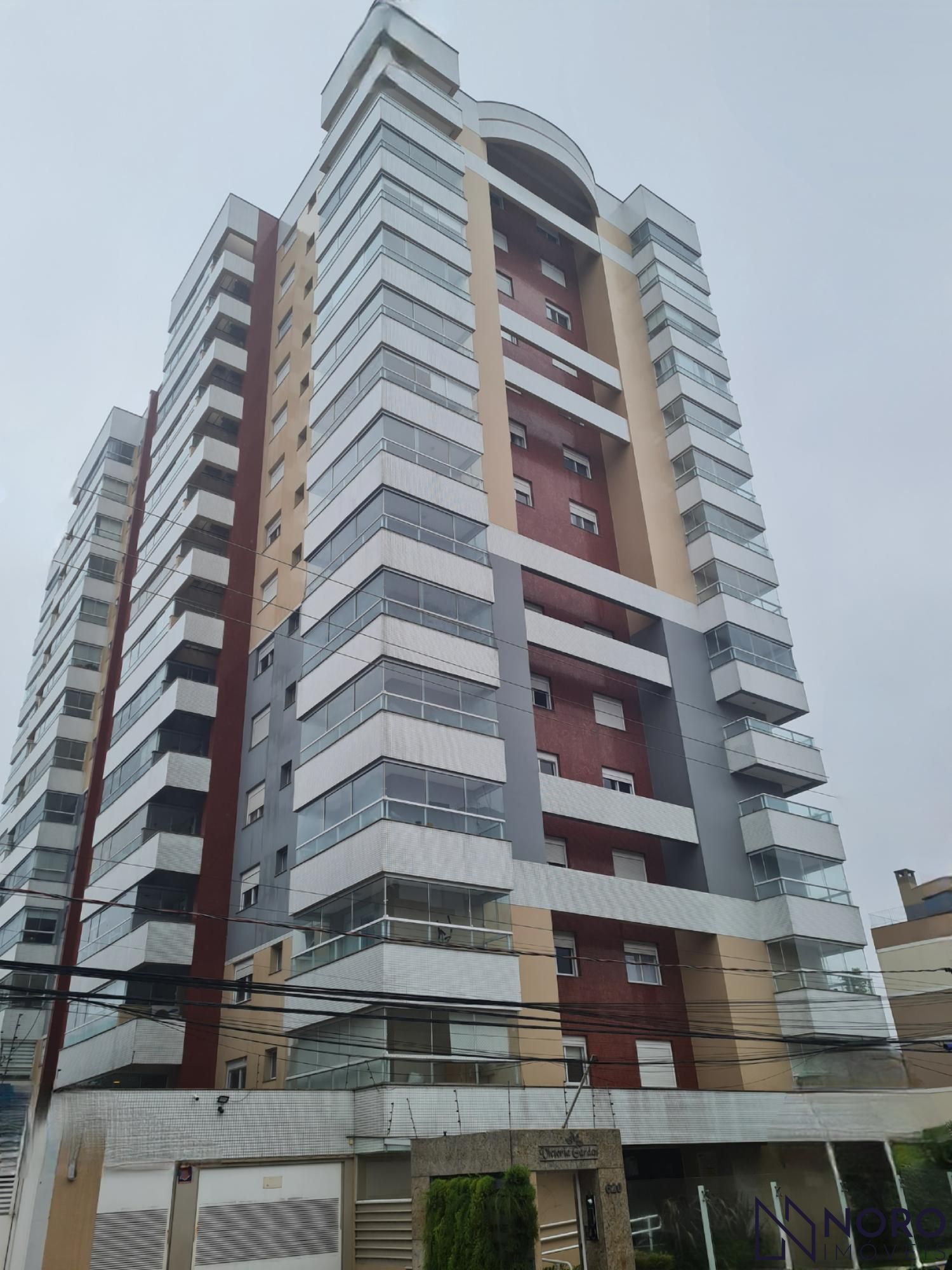 Apartamento Espaçoso com 3 Suítes e 2 Vagas no Centro de Santa Maria
