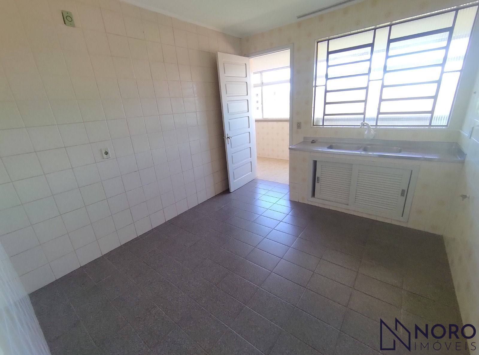 Apartamento Espaçoso e Ensolarado com 3 Dormitórios (1 suite) e Garagem no Bairr