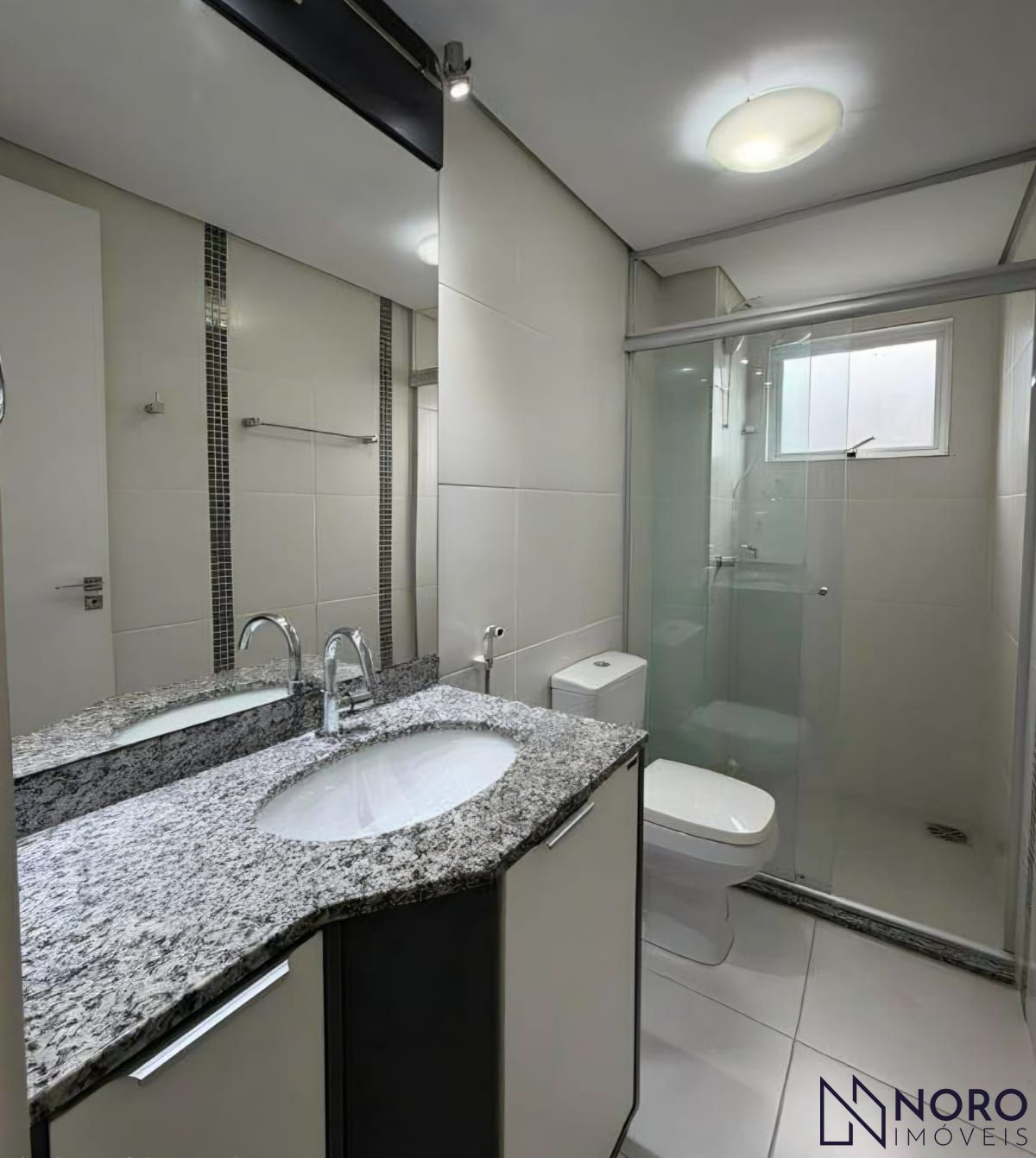Apartamento semimobiliado de 1 dormitório com garagem no Centro
