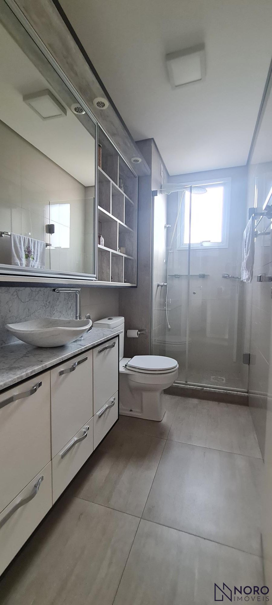 Apartamento Semi Mobiliado de 3 Dormitórios com Suíte e 2 Garagens no Bairro Men