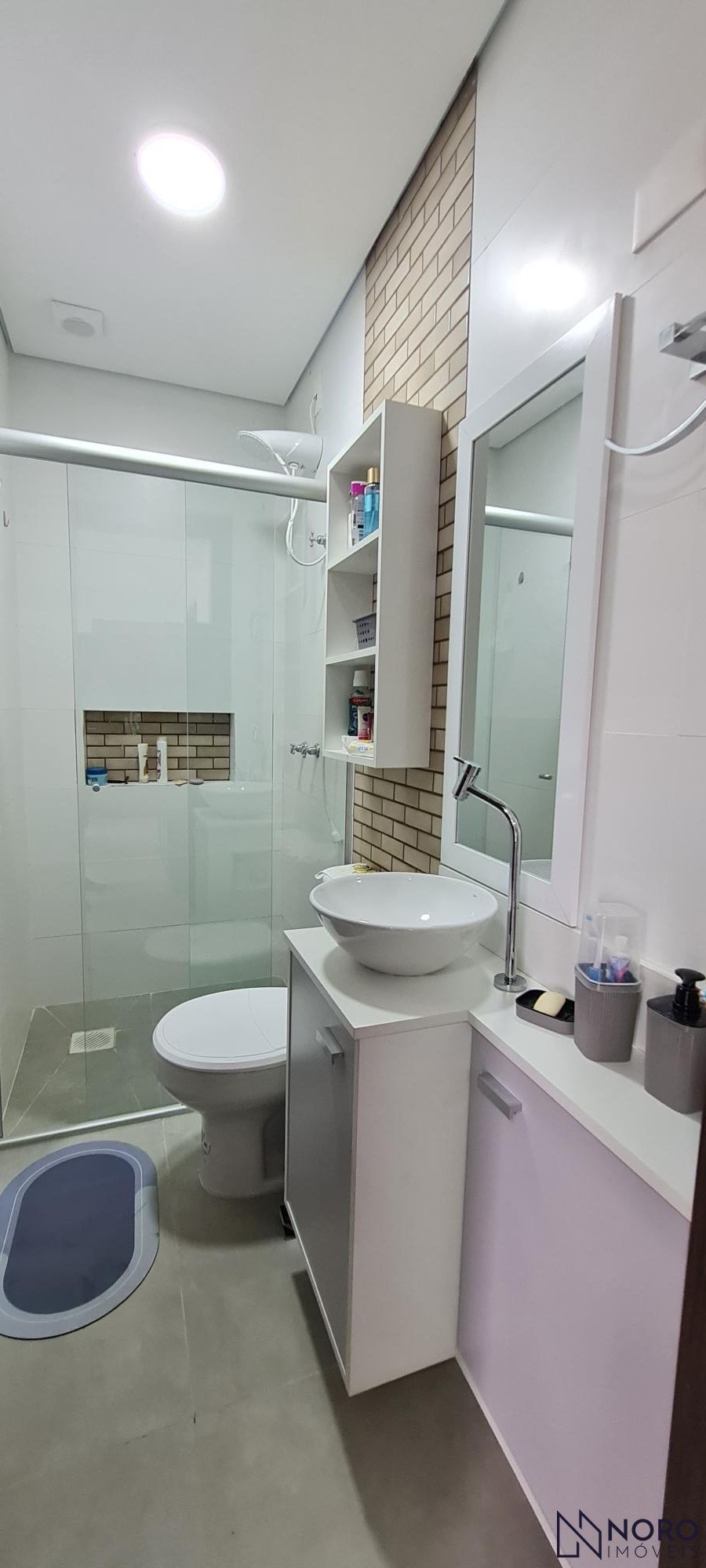 Semimobiliado apartamento 1 Dormitório, sacada com churrasqueira e garagem cober