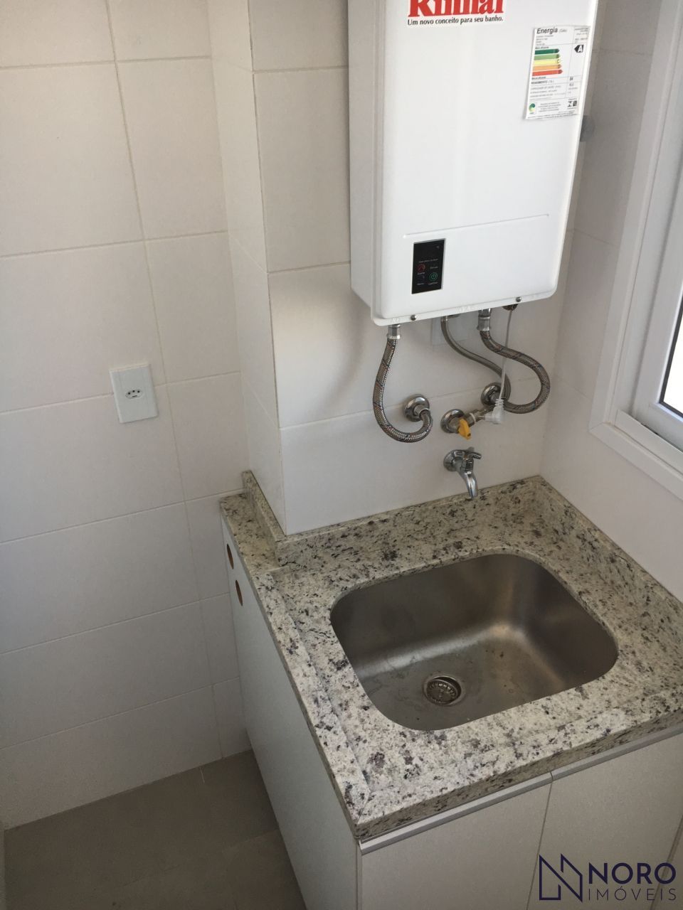 Apartamento Semimobiliado de 2 Dormitórios com Suíte no Edifício Vivaz