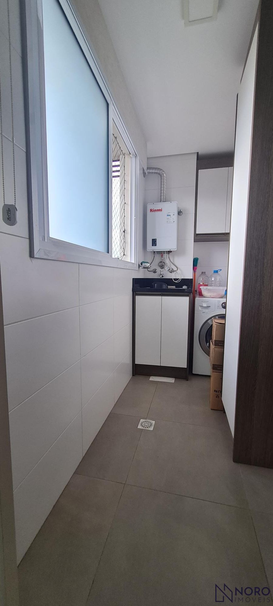 Apartamento Semi Mobiliado de 3 Dormitórios com Suíte e 2 Garagens no Bairro Men
