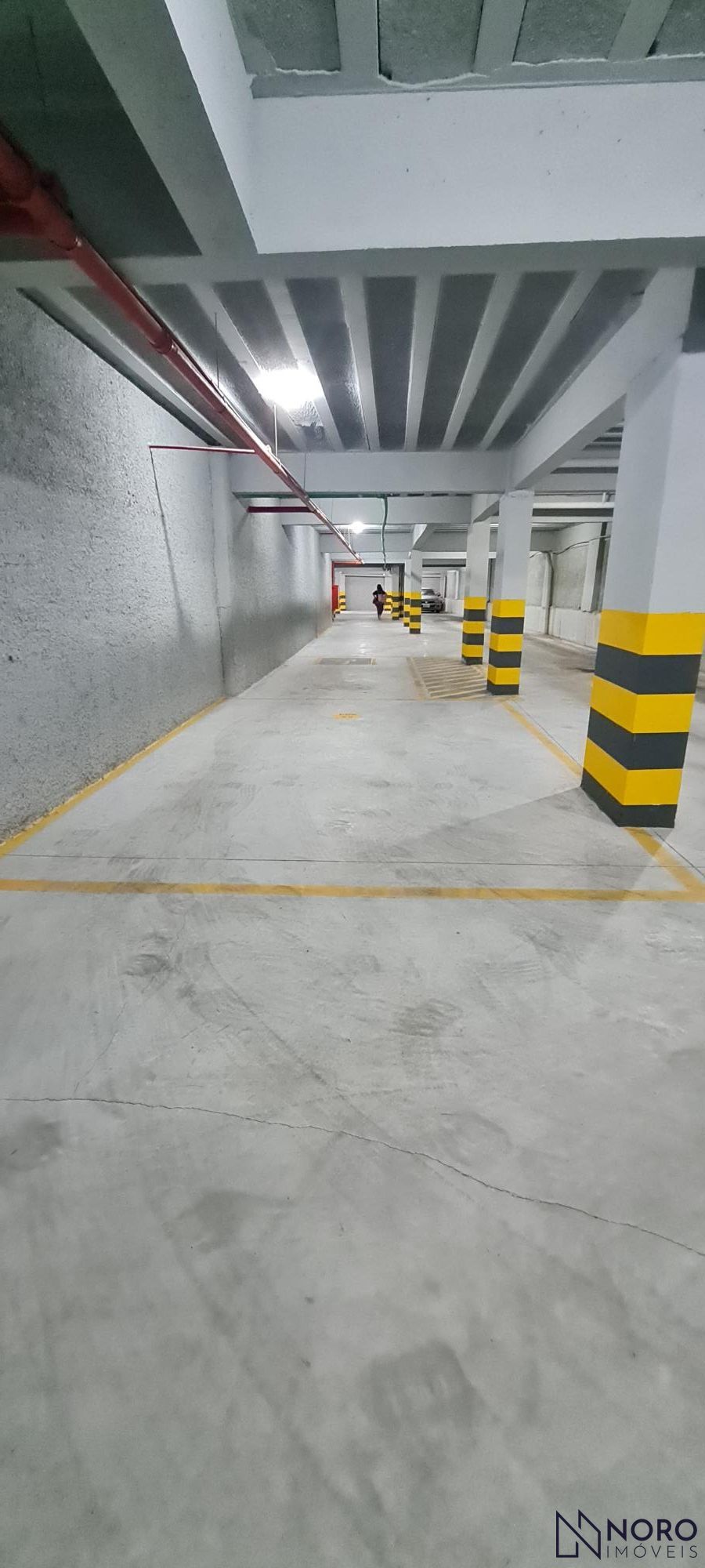 Semimobiliado apartamento 1 Dormitório, sacada com churrasqueira e garagem cober