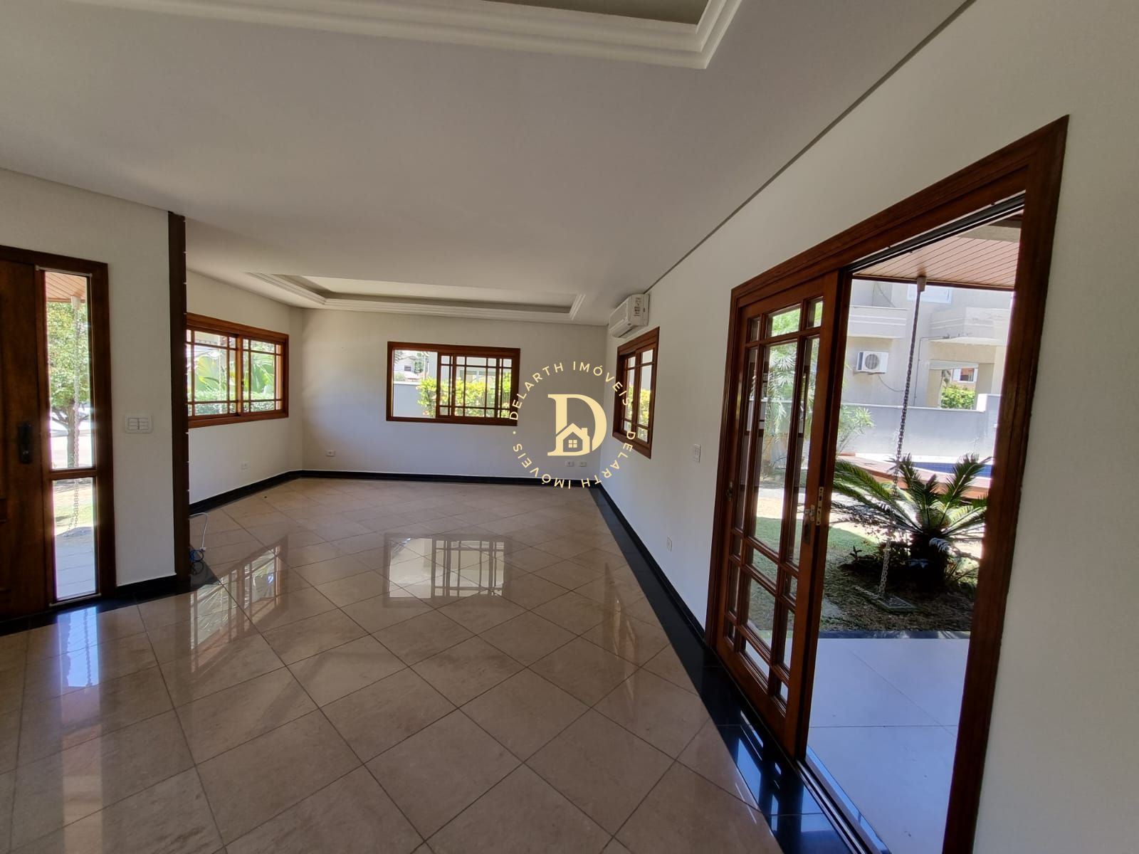 Casa de Condomínio à venda com 4 quartos, 360m² - Foto 2