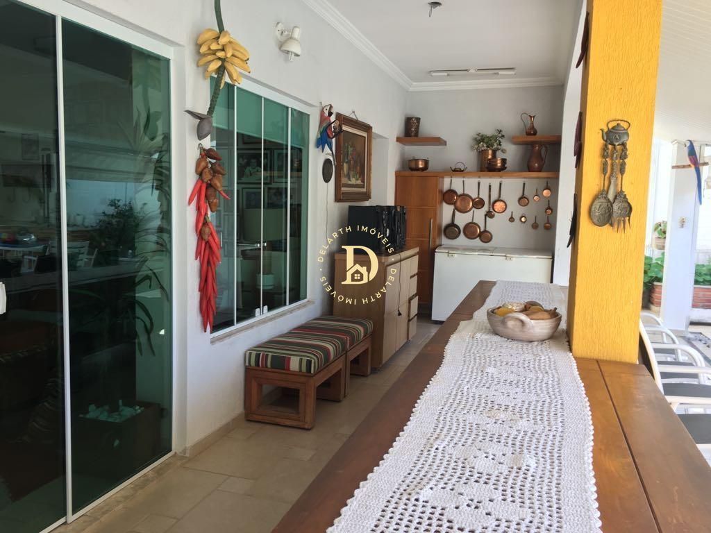 Sobrado - Jardim Coleginho - Jacareísp - 04 Dormitórios (01 Suíte) - 207 M²