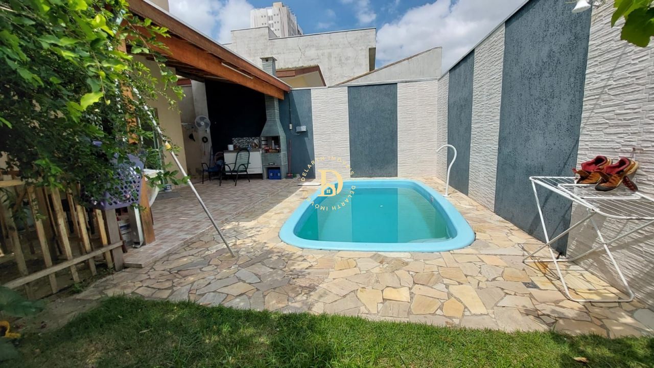 Casa à venda com 4 quartos, 209m² - Foto 2