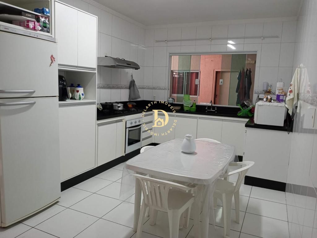 Sobrado à venda com 4 quartos, 180m² - Foto 1