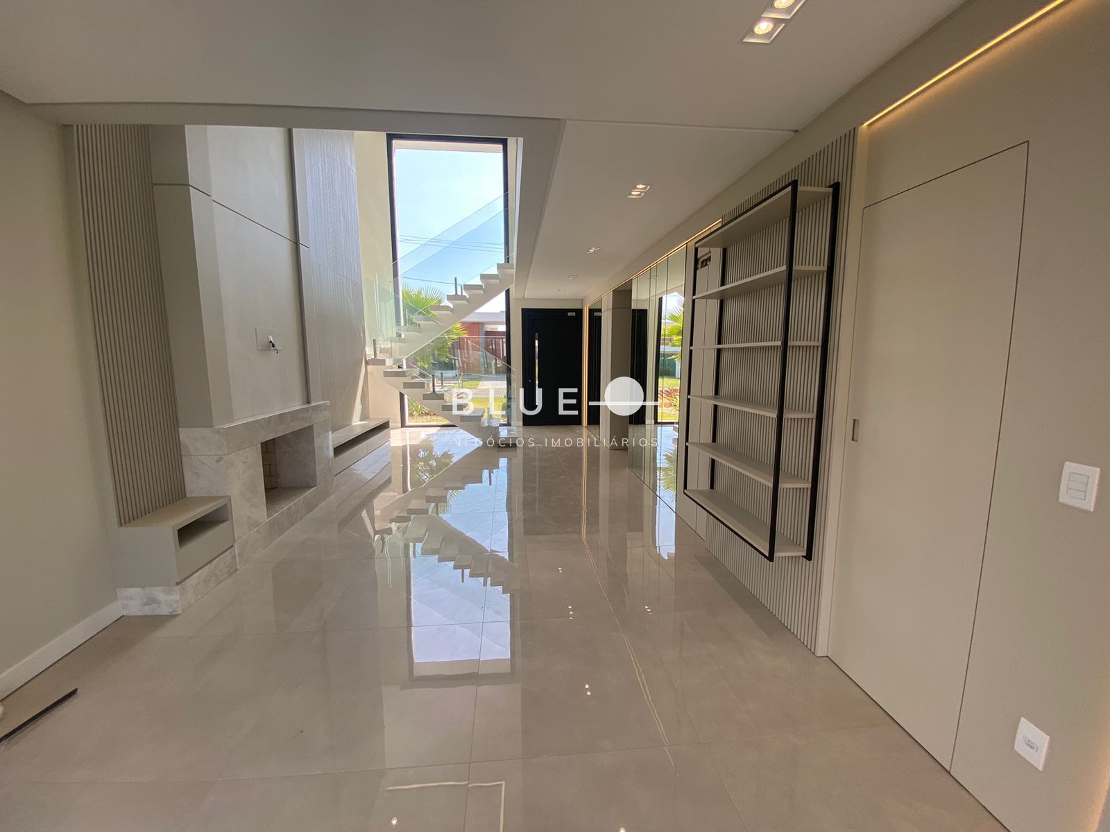 Casa de Condomínio à venda com 4 quartos, 310m² - Foto 3