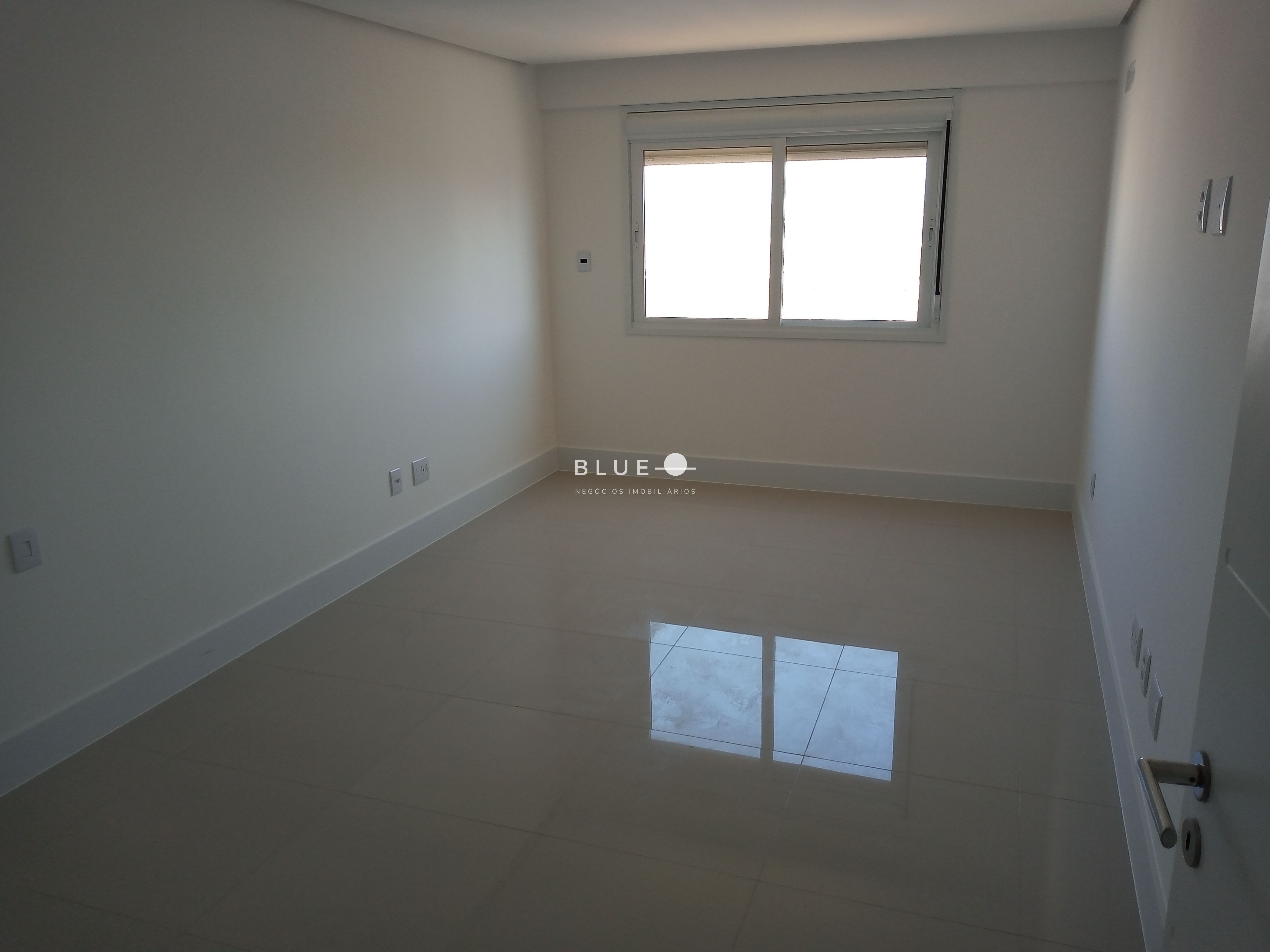 Apartamento à venda com 4 quartos, 216m² - Foto 11