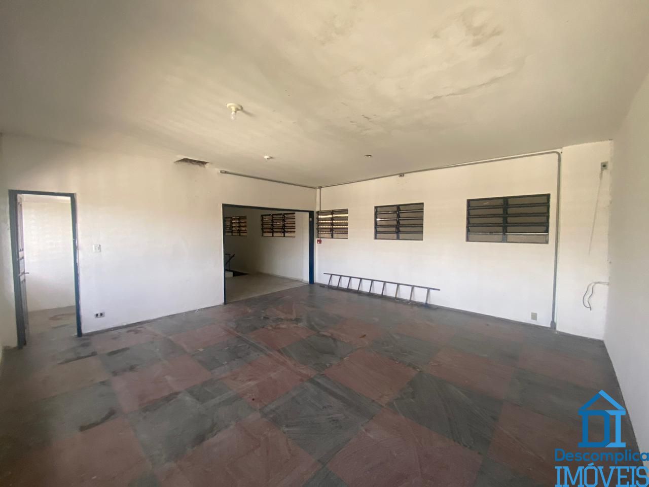 Depósito-Galpão-Armazém para alugar com 6 quartos, 1750m² - Foto 1