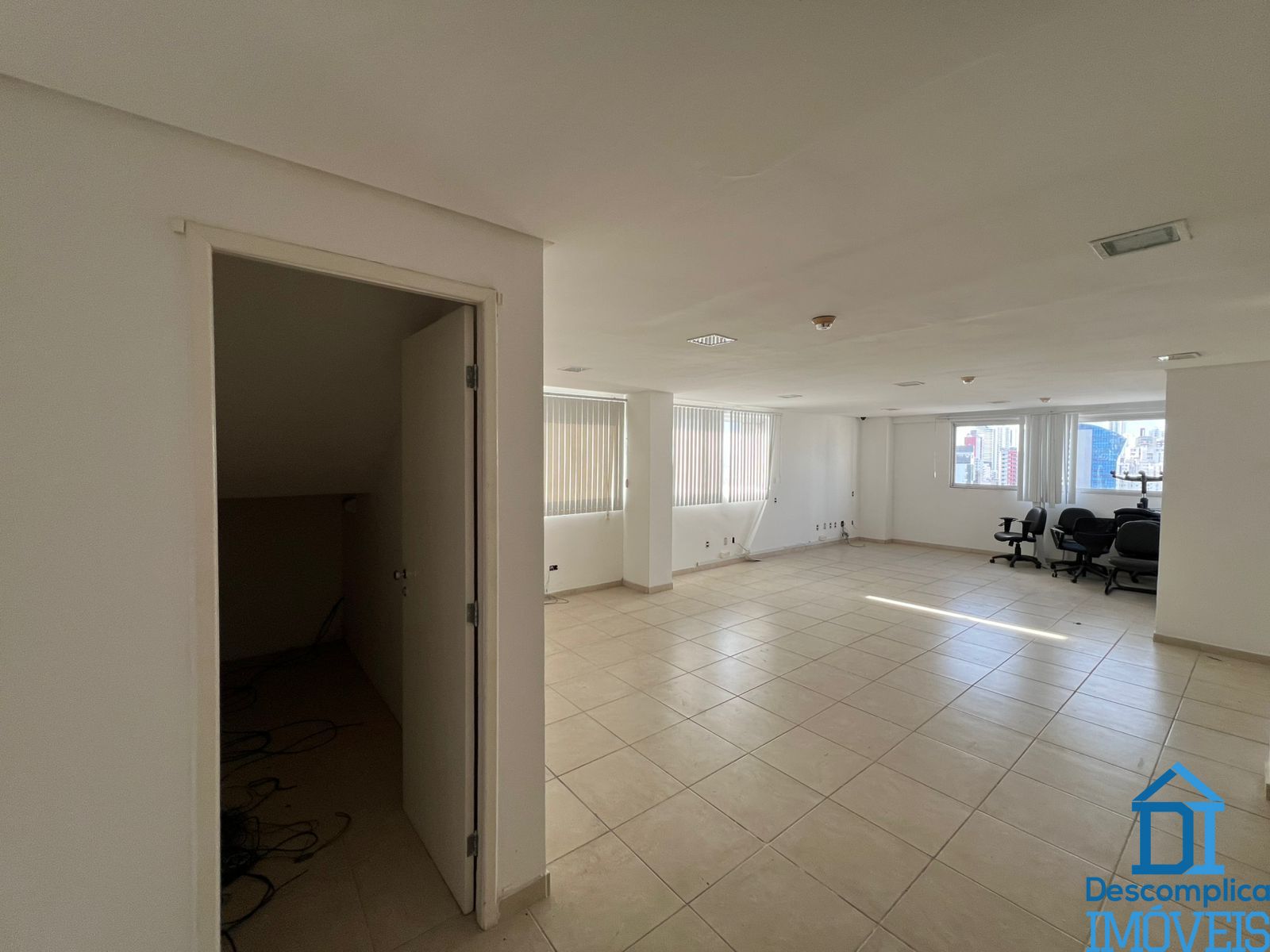 Conjunto Comercial-Sala para alugar com 3 quartos, 135m² - Foto 2