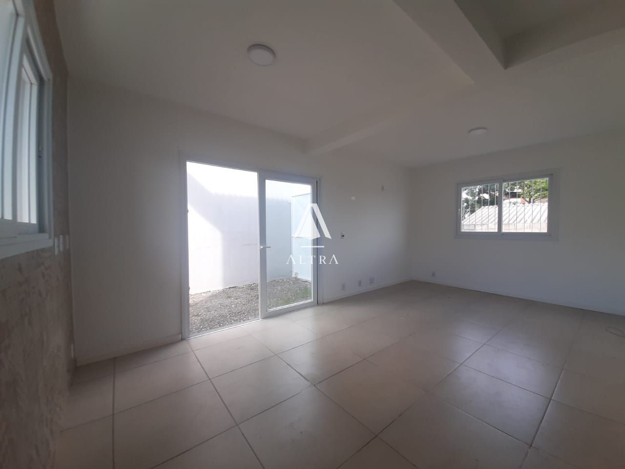 Casa à venda com 2 quartos, 72m² - Foto 1