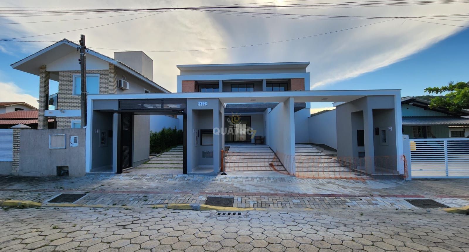 Sobrado à venda  no Zimbros - Bombinhas, SC. Imóveis